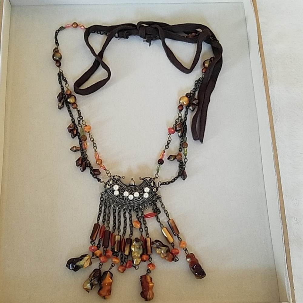 Gorgeous statement necklace 🌺